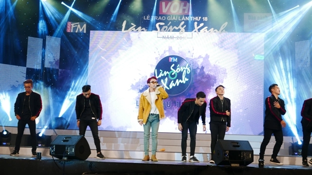 Làn Sóng Xanh 2015: Gương mặt triển vọng - Có khi (Hoài Lâm, Ái Phương) - Thằng Cuội (The voice kid) - Em là bà nội của anh (Trọng Hiếu) - Phần biểu diễn của Noo Phước Thịnh và Sơn Tùng MTP 
