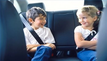 Hãy nhớ thắt dây an toàn cho trẻ khi đi xe ô tô