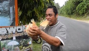 Tuyệt chiêu bổ dừa bằng răng