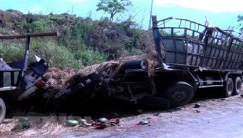Xe chở dưa hấu lật nhào trên Quốc lộ 19C, hai người tử vong