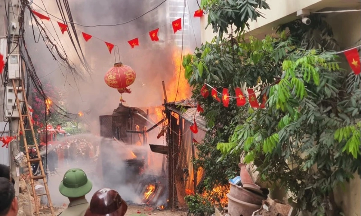 Hà Nội: Cháy kho phế liệu gần cầu vượt Mễ Trì