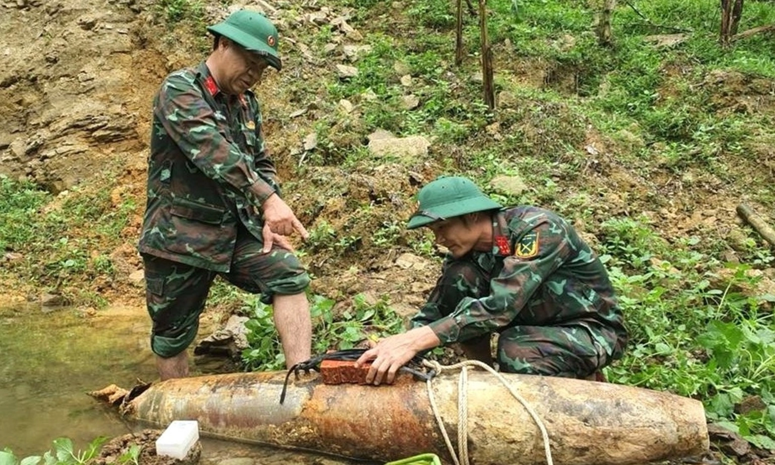 Nghệ An: Hủy nổ thành công quả bom nặng hơn 200kg còn nguyên kíp nổ