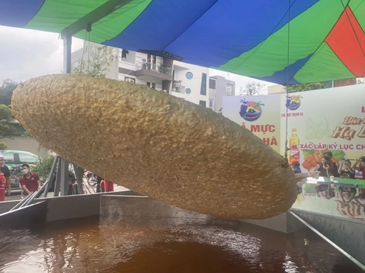 Chiếc chả mực nặng 200 kg đạt kỷ lục Việt Nam