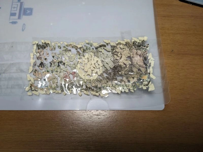 Cậu bé Nhật Bản kiên trì 3 tuần ghép lại tờ tiền 10.000 yen bị xé nát