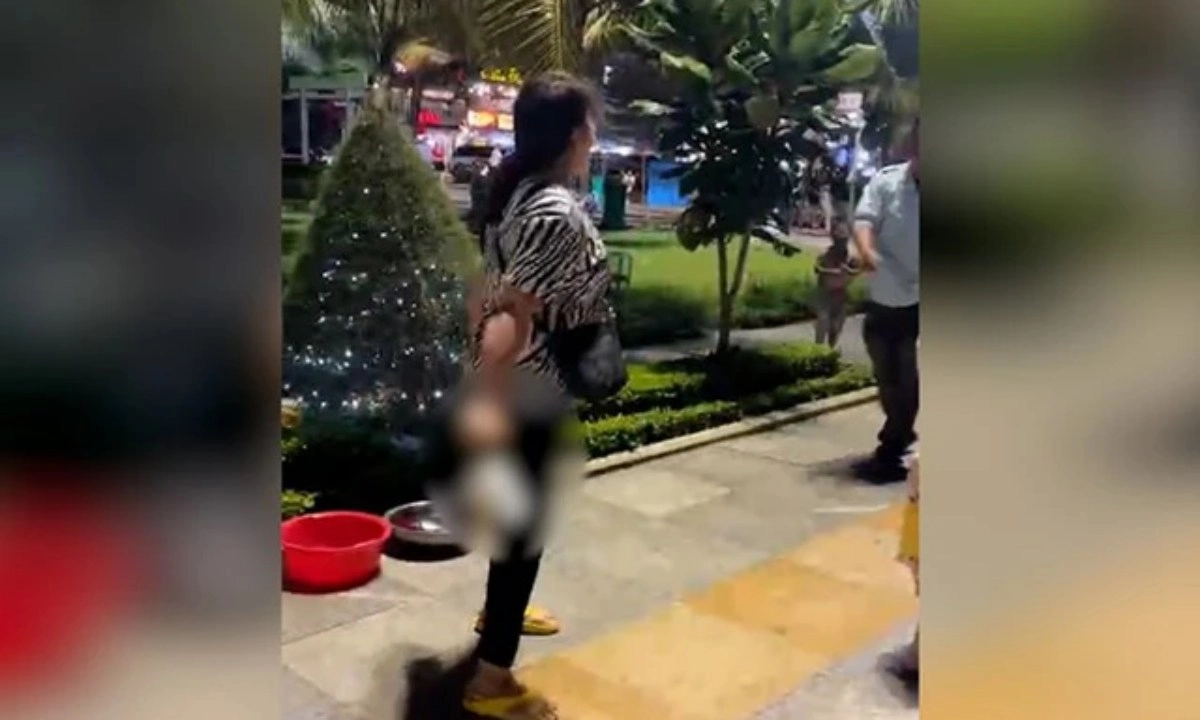 Người phụ nữ bán hàng rong kề dao vào cổ nhân viên trật tự đô thị