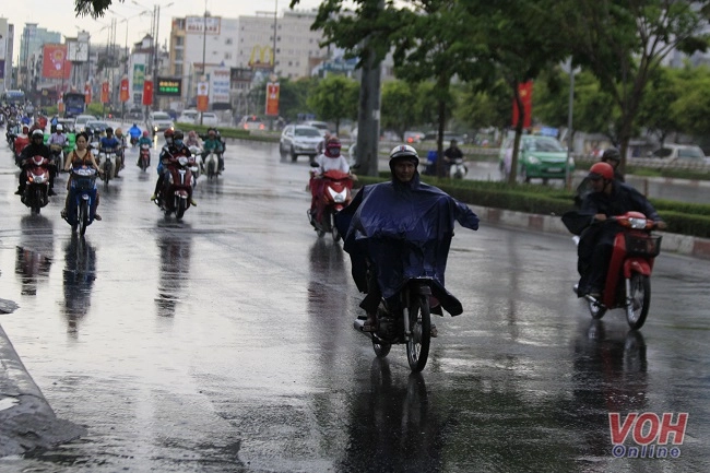Bắc Bộ đón mưa rào và dông, Nam Bộ nắng nóng gay gắt