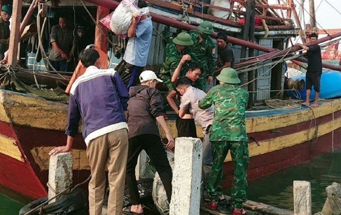 Việt Nam phối hợp với Trung Quốc tìm kiếm 10 ngư dân mất tích