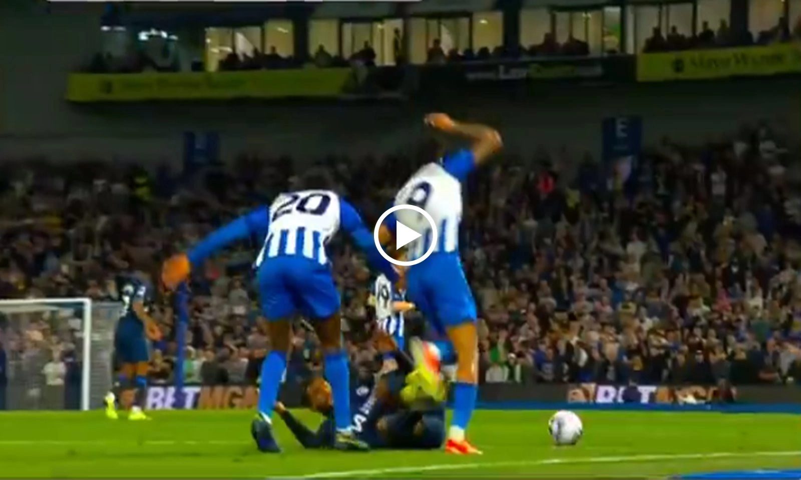 VIDEO: Reece James nhận thẻ đỏ, CĐV Chelsea bất bình vì hành động Lamptey với Mudryk 