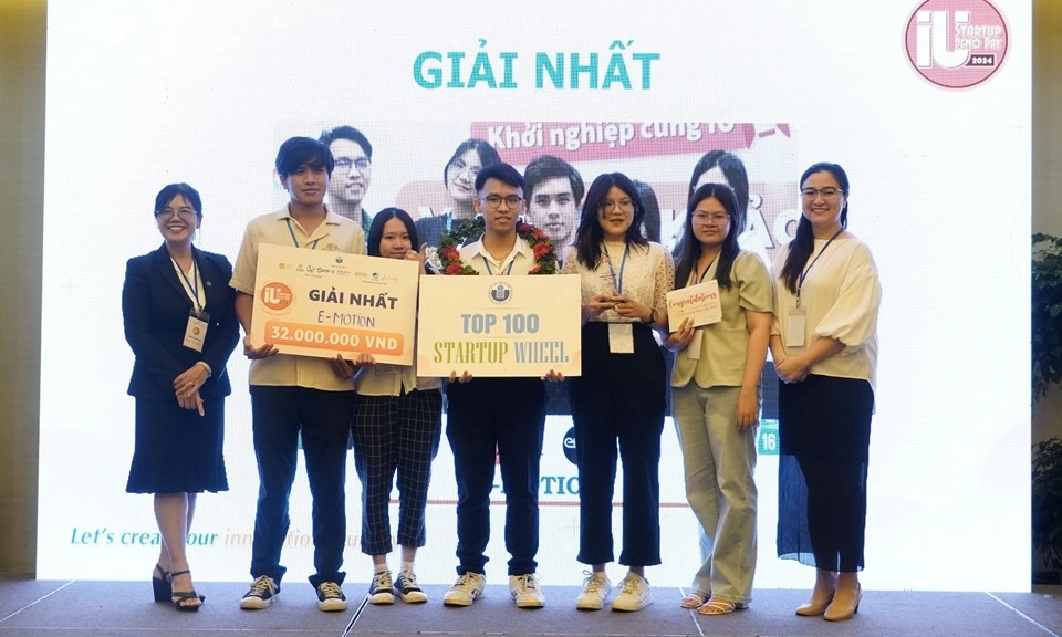 Dự án cải tạo xe lăn thường thành xe lăn điện đạt giải Nhất cuộc thi khởi nghiệp IU Startup Demo Day