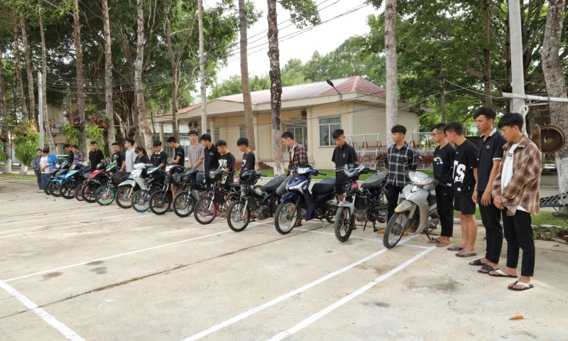 Tạm giữ 20 thanh niên lạng lách gây rối trên Quốc lộ 22B