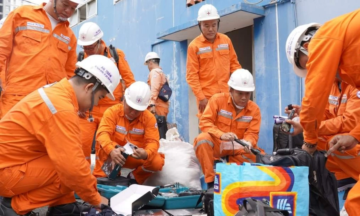 EVNCHMC điều động hơn 150 nhân lực hỗ trợ thi công dự án đường dây 500kV mạch 3