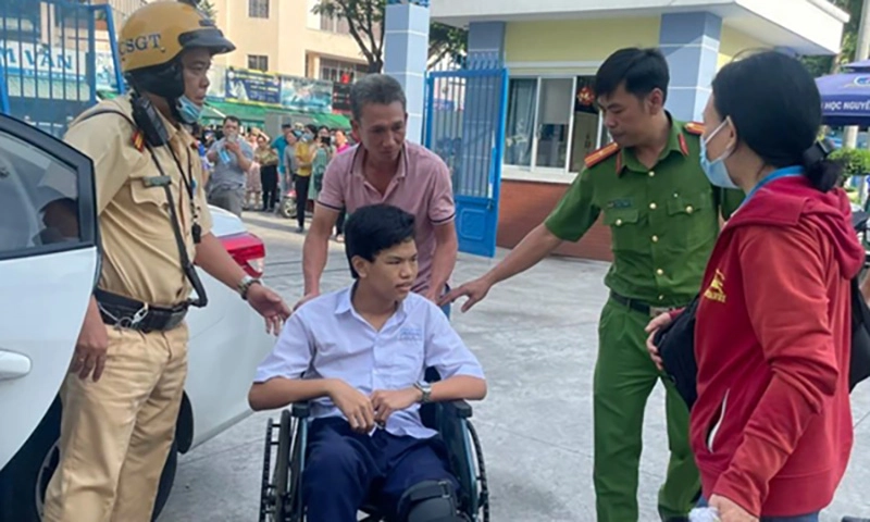 Gặp TNGT, nam sinh được CSGT hỗ trợ khẩn cấp kịp đến phòng thi