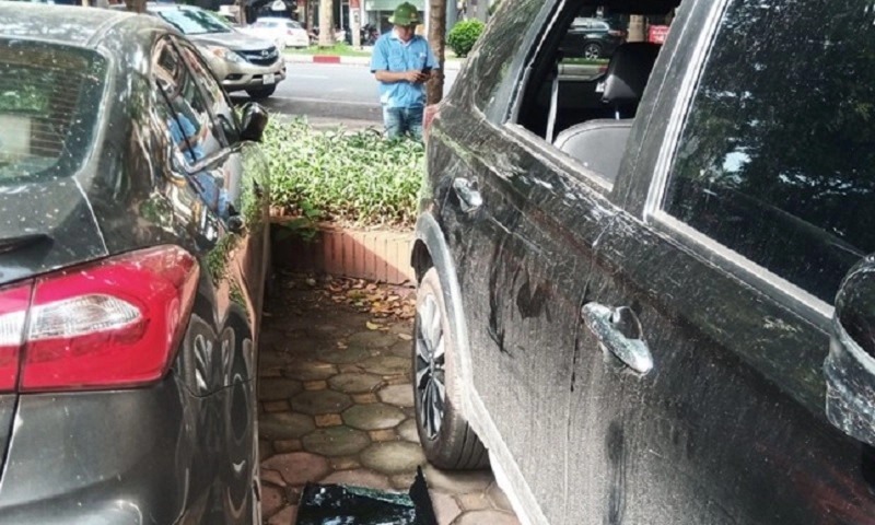 Hà Nội: Điều tra vụ nhiều xe hơi bị đập vỡ kính