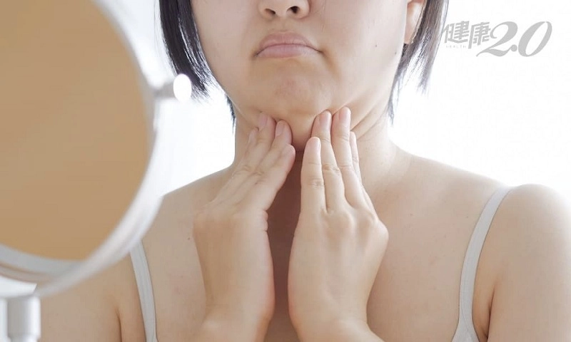 Cách giảm sưng phù mặt sau khi sáng thức dậy?