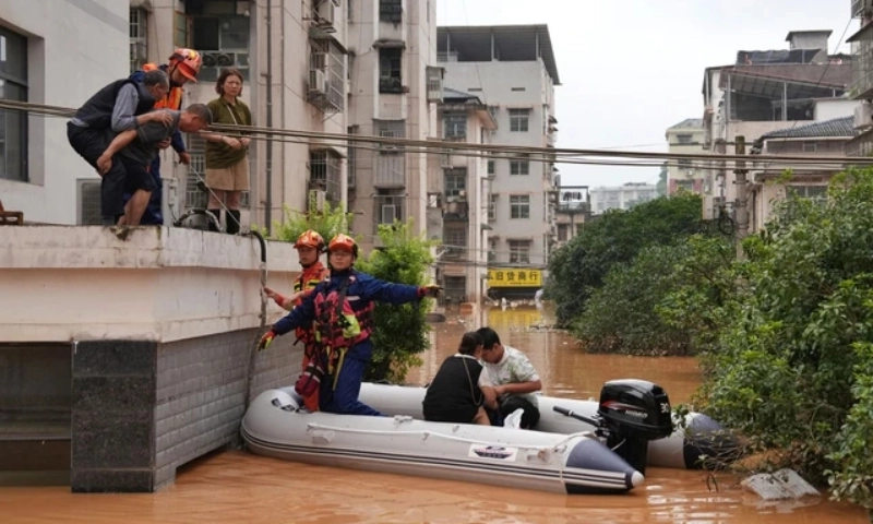Trung Quốc sơ tán gần 250.000 người vì mưa bão 