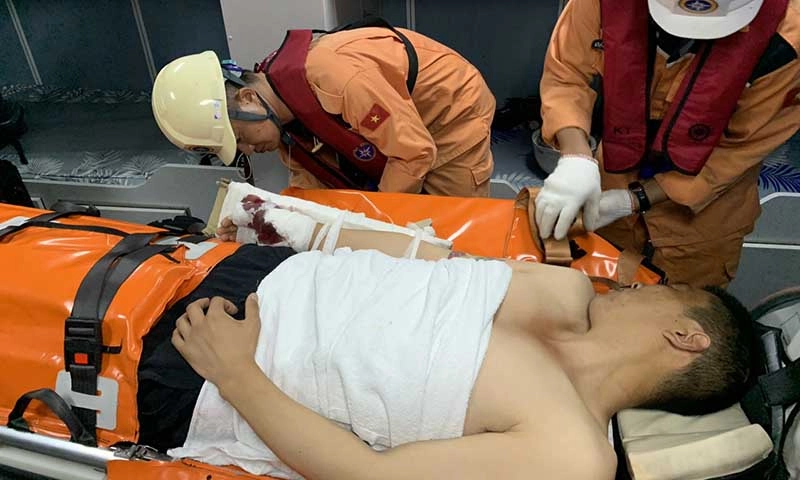 Cứu thuyền viên gặp tai nạn lao động nghiêm trọng trong đêm