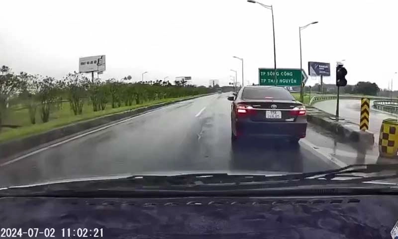 Ô tô con lại lùi xe trên cao tốc, còn chửi bới người khác