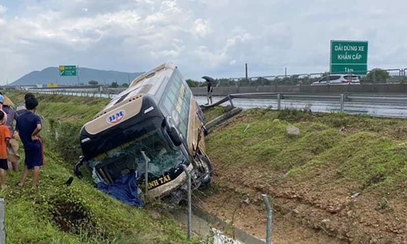 Xe khách “lọt mương” sau khi đụng ô tô trên cao tốc Vĩnh Hảo - Phan Thiết