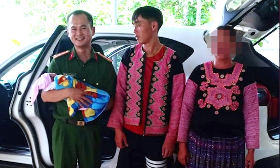 Thượng tá công an đỡ đẻ cho sản phụ người Mông trên đường đi công tác