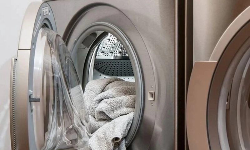 Người đàn ông bị hai đồng nghiệp ép vào máy giặt công nghiệp vì bốc mùi