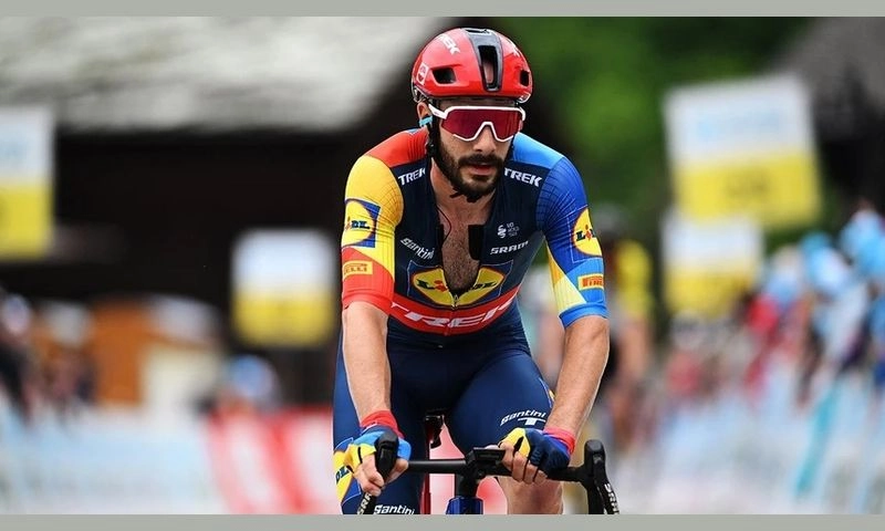 Tay đua xe đạp hôn vợ giữa chặng đua, bị phạt vì làm hỏng hình ảnh thể thao 