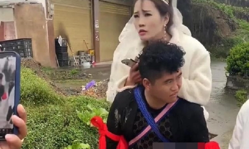 Cõng vợ cũ 100 km để được tái hôn