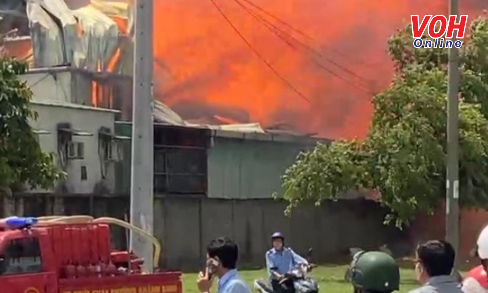 Cháy lớn tại xưởng gỗ 3.000m2 ở Bình Dương, khói đen kịt một vùng