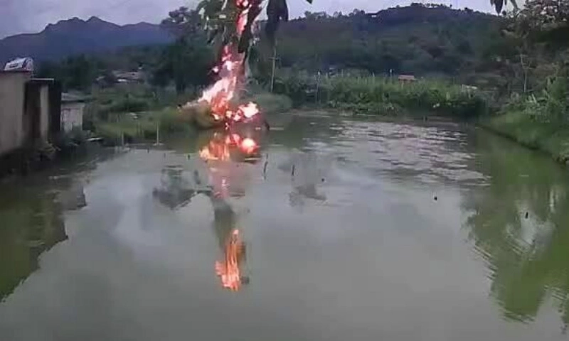 Người đàn ông bị điện phóng tử vong khi đang câu cá