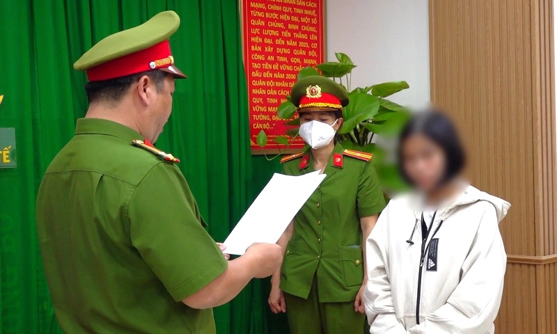 Cựu giám đốc Phòng giao dịch tự tất toán sổ tiết kiệm khách, chiếm đoạt tiền tỷ