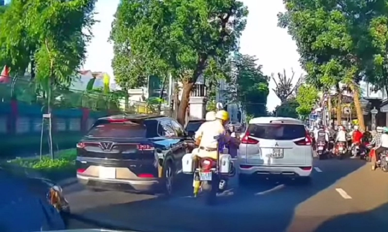 Cảnh sát giao thông mở đường, cứu cháu bé 2 tháng tuổi suy hô hấp trên cao tốc