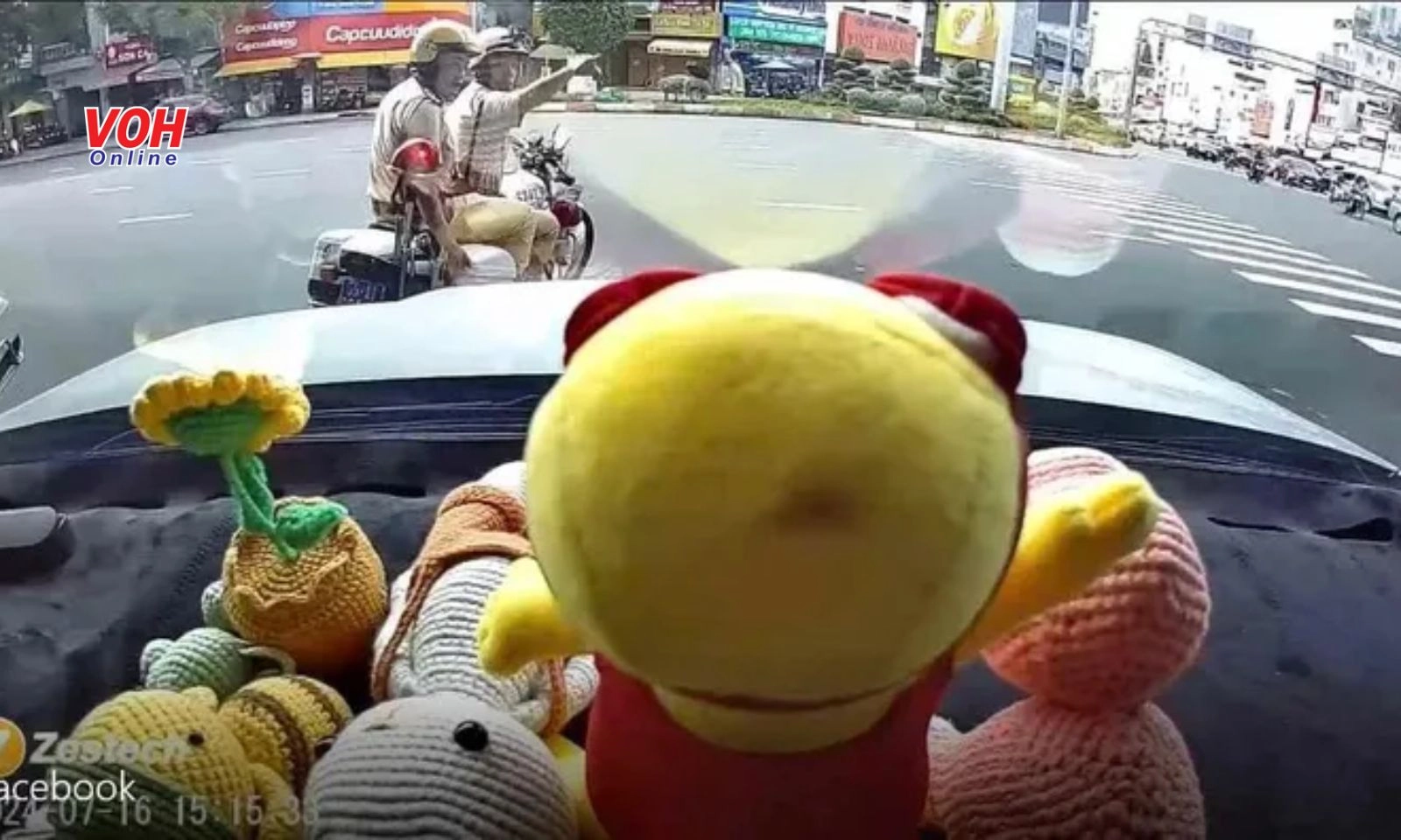 CSGT mở đường để người dân đưa cháu bé đến bệnh viện cấp cứu kịp thời