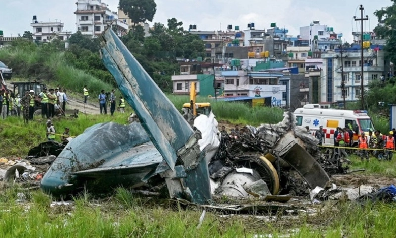 Phi công sống sót thần kỳ trong tai nạn rơi máy bay ở Nepal