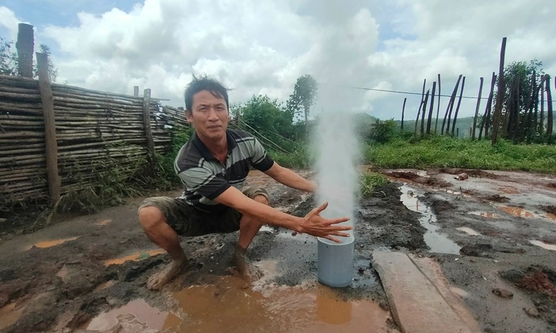 Gia Lai: Giếng khô bất ngờ phun nước ồ ạt