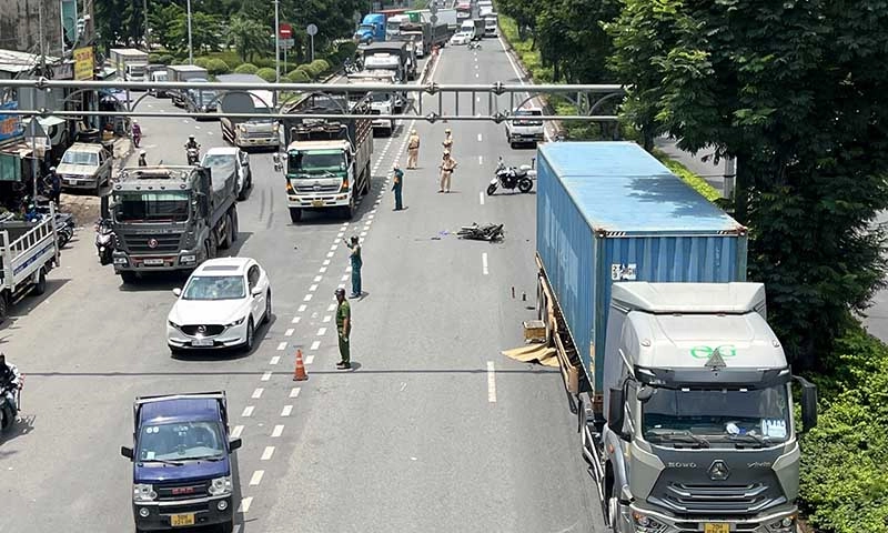 Hai xe máy đụng nhau, một thanh niên ngã vào gầm xe container bị cán tử vong