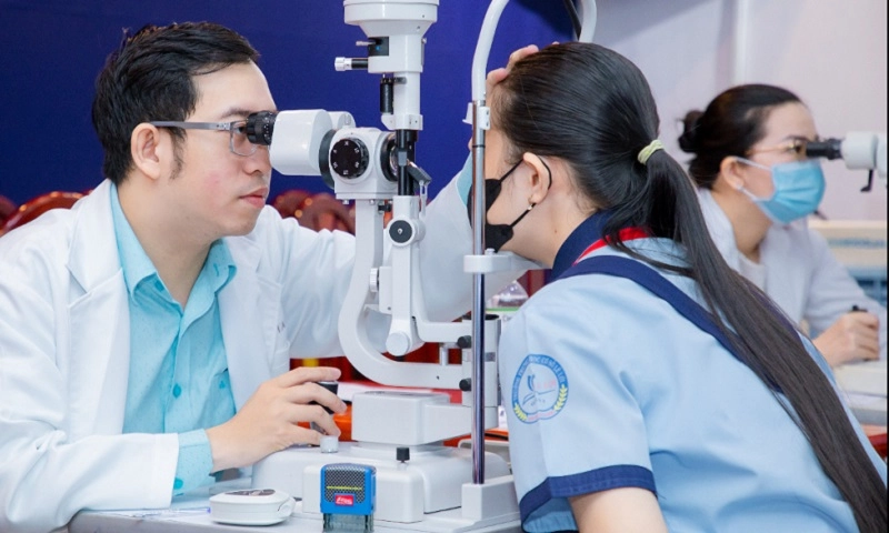 Nghiên cứu trên 1.230 học sinh, hơn 50% trẻ mắc tật khúc xạ