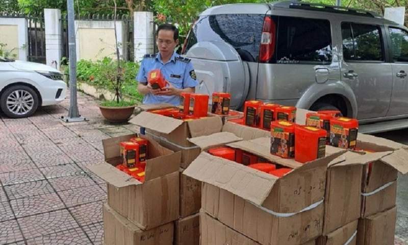 Tạm giữ hàng trăm mặt nạ chống độc có dấu hiệu nhập lậu