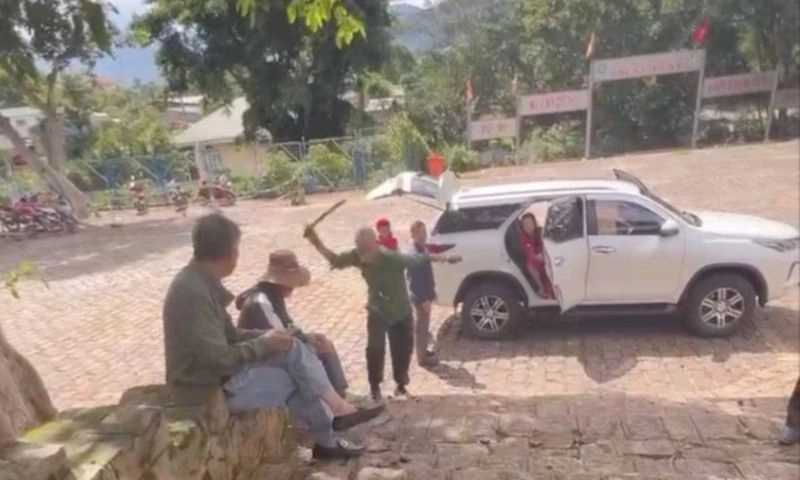 Chuyển vụ bảo vệ chùa đánh người bán vé số việc lên công an huyện 