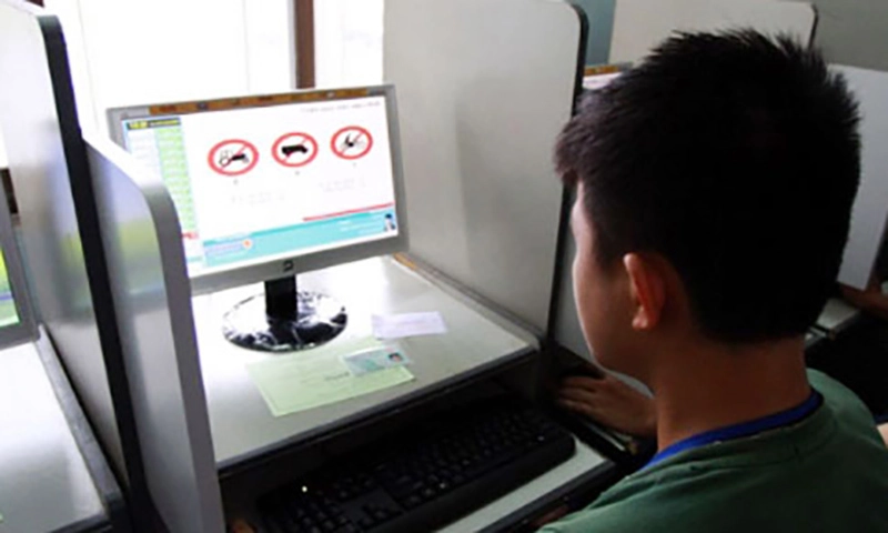 Muốn phục hồi điểm GPLX ô tô, phải thi lại cả phần lý thuyết và thi mô phỏng