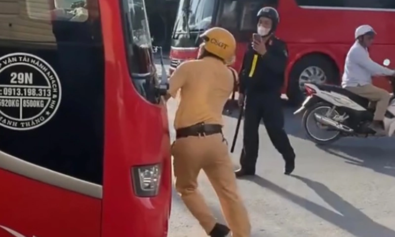 Tài xế xe khách húc đẩy CSGT bị phạt 5,9 triệu, tước bằng lái 2 tháng