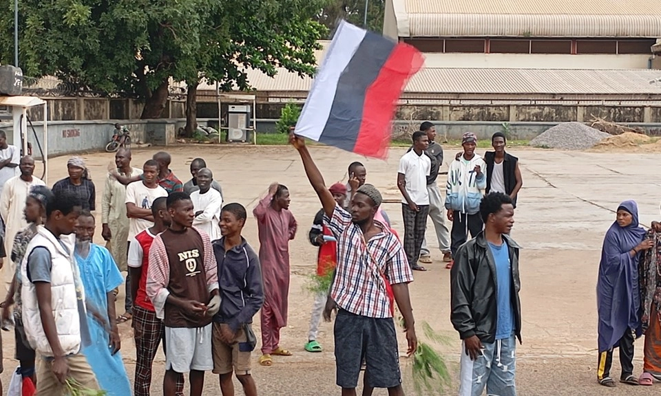 Nigeria bắt giữ nhiều người thợ may may cờ Nga để biểu tình chống chính phủ