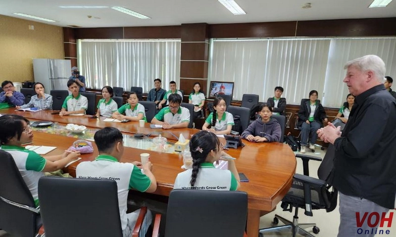 Sinh viên trường Đại học Tân Tạo tham quan mô hình xử lý rác tại Công ty VWS