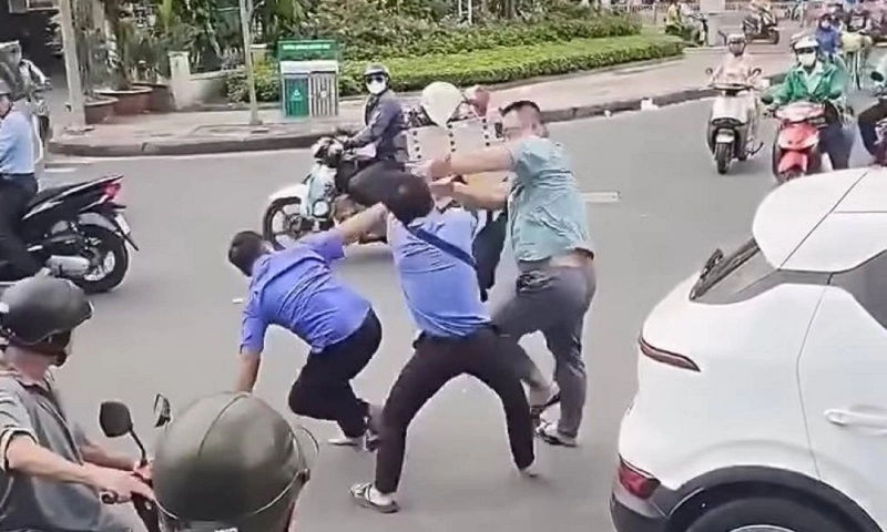 Đình chỉ tài xế và nhân viên xe buýt ẩu đả với tài xế xe ôm công nghệ