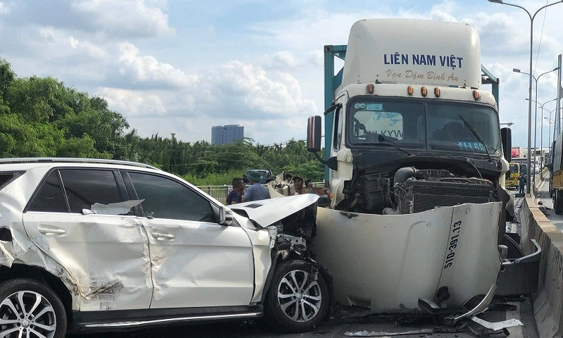 Cầu Phú Mỹ: 7 xe tông nhau liên hoàn, có xe bốc cháy