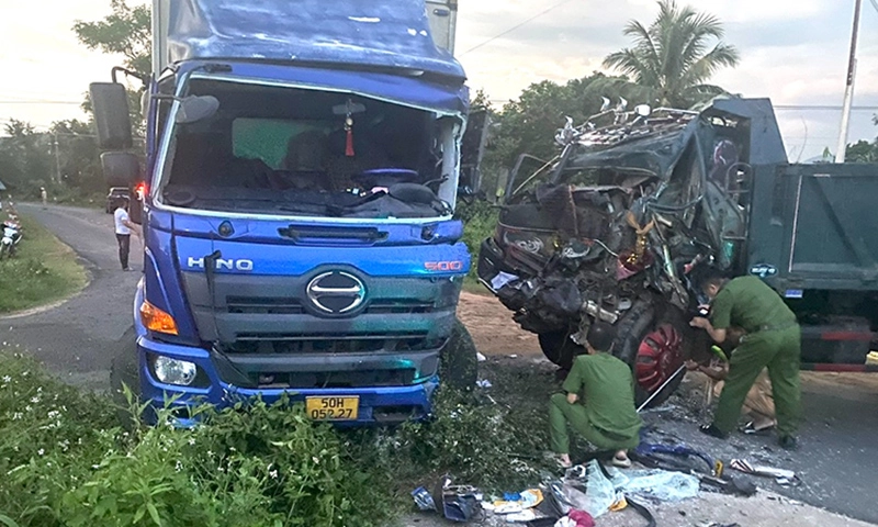 Xe ben ôm cua lao vào xe tải, 2 tài xế bị thương