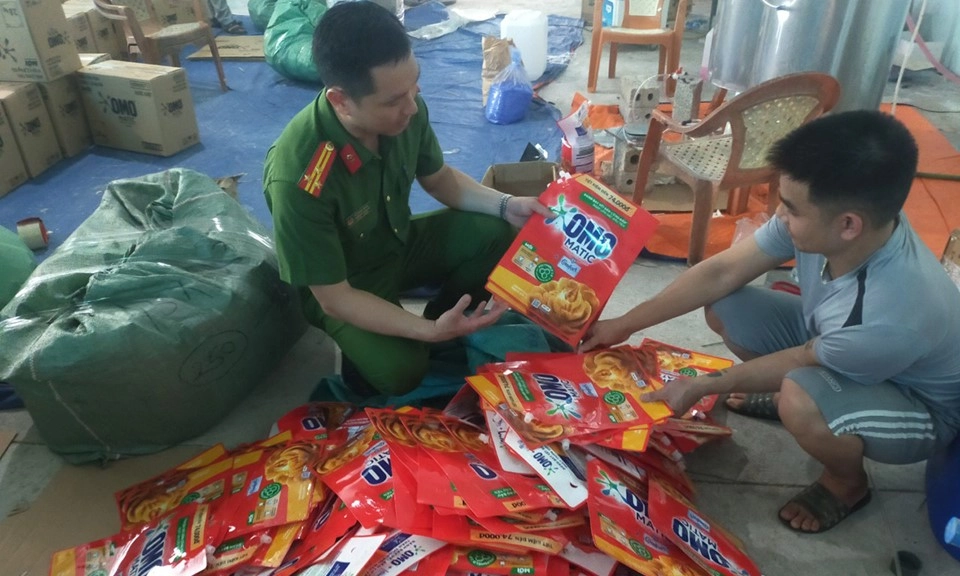 Phát hiện 2 cơ sở sản xuất, buôn bán hàng trăm thùng nước giặt giả nhãn hiệu OMO trên Shopee