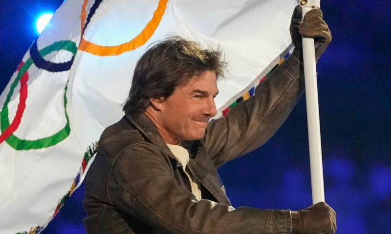 Cư dân mạng xôn xao với hình ảnh Tom Cruise bị cưỡng hôn tại lễ bế mạc Olympic 2024
