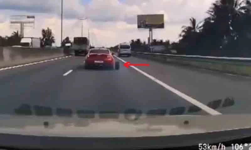 Clip: Xe ô tô đang chạy văng lốp sau ra đường cao tốc
