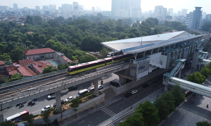 Hà Nội: Tàu điện, xe buýt hoạt động xuyên tết 