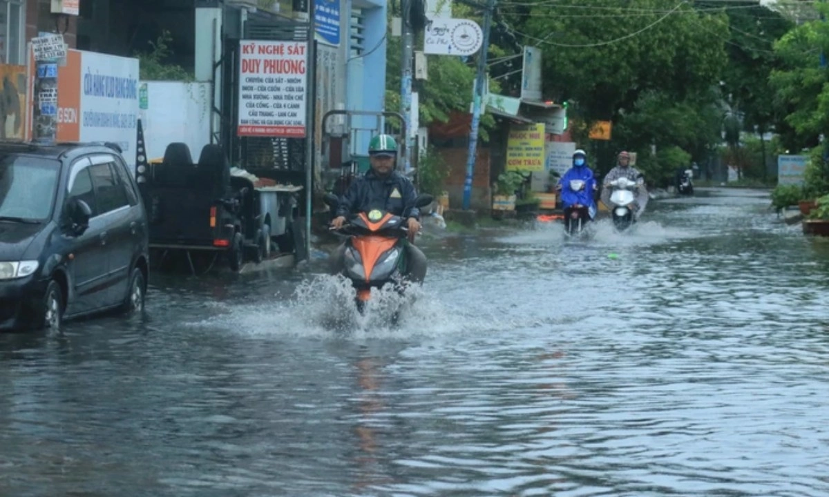 Chiều 16/8: TPHCM và Nam Bộ mưa rào và dông