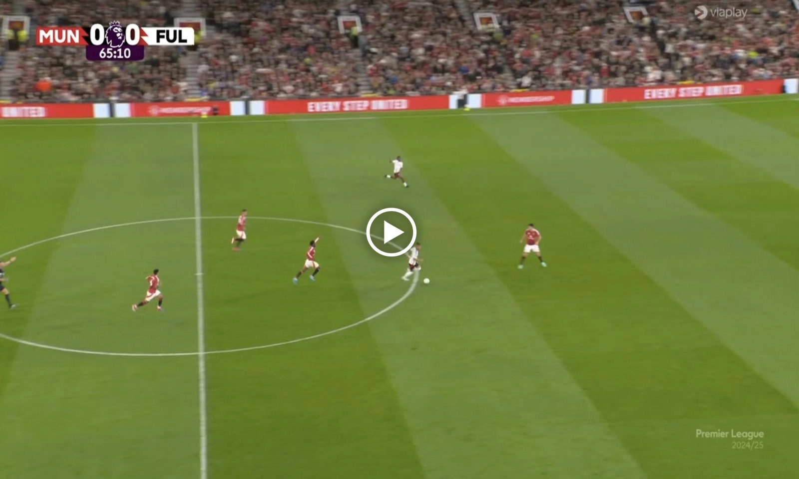 VIDEO: CĐV MU phát cuồng với tình huống 1 cân 2 của Maguire 